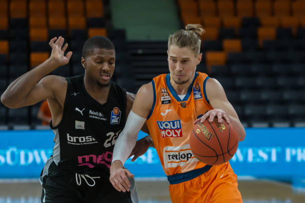 网球场上的 网球场上的